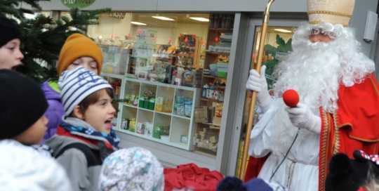 Der Nikolaus besucht die Ladenstraße